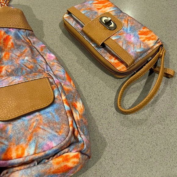 Vintage Style Cross-Body Bag With Matching Wristlet - Picture 4 of 16